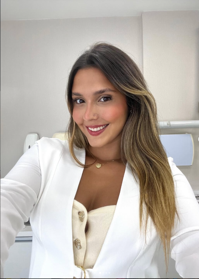 Dra. Mariana Serra sorrindo em consultório